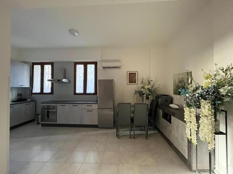 Bilocale Confortevole A Due Passi Dalla Stazione Apartamento Florença